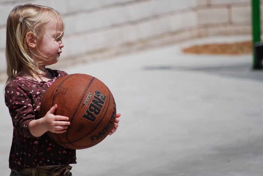enfant ballon de basket 